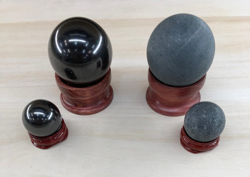 Esfera Shungit Tulikiwi con base